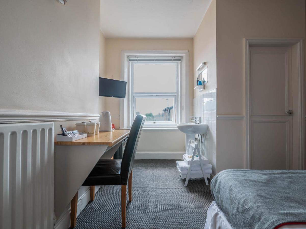 Oyo Pier Hotel Rhyl Eksteriør billede