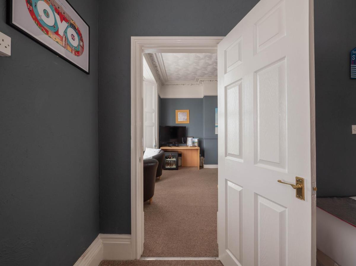 Oyo Pier Hotel Rhyl Eksteriør billede