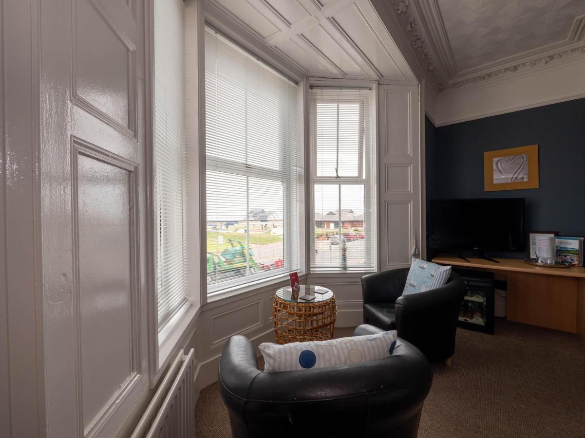 Oyo Pier Hotel Rhyl Eksteriør billede